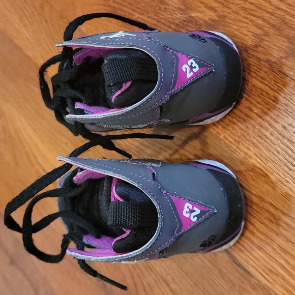 Kids Jordan sneakers - Picture 3 of 7